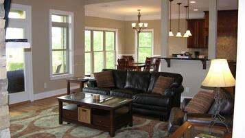 Smart TV, lareira, DVD player, mesa de pingue-pongue