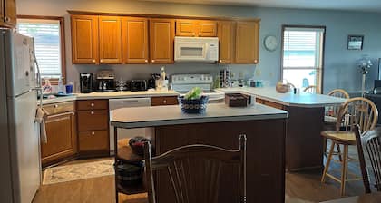 Amazing Waterfront Family Getaway with WiFi - on Orchard Island in Indian Lake