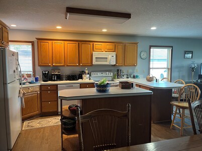 Amazing Waterfront Family Getaway with WiFi - on Orchard Island in Indian Lake