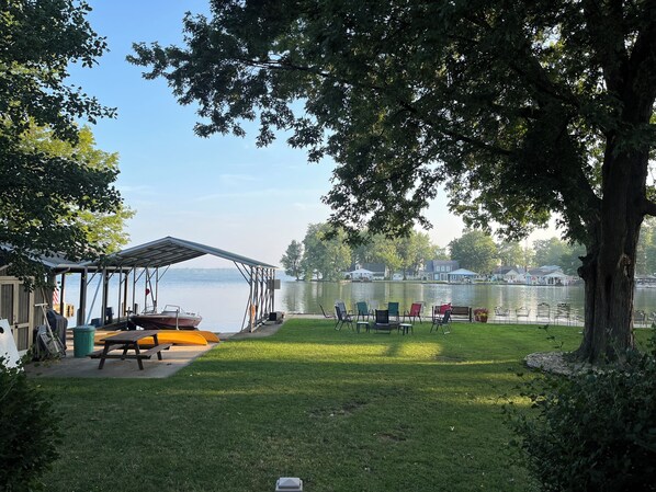 Outdoor dining - Amazing Waterfront Family Getaway with WiFi - on Orchard Island in Indian Lake (Lakeview)