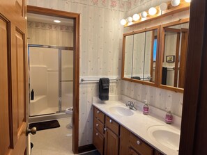Dusche, Handtücher, Seife, Toilettenpapier