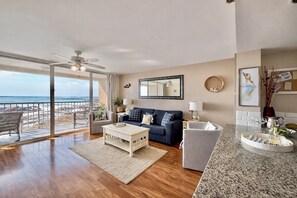 Fernseher, Bücher, Stereoanlage