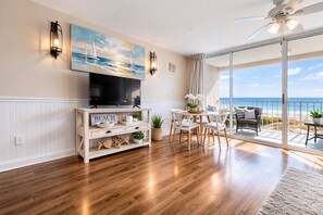 Fernseher, Bücher, Stereoanlage