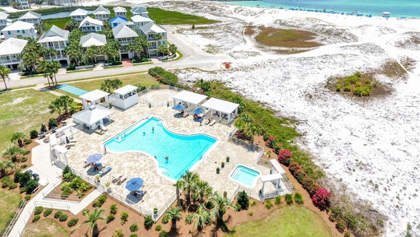Ein Resort mit einem zentralen Swimmingpool, Strandvillen und einem Strandabschnitt.