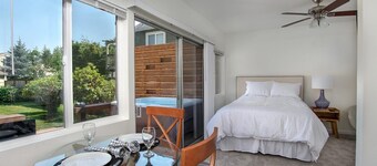 North Bend Downtown Suite with private back yard, hot tub. NO FLOOD IMPACT