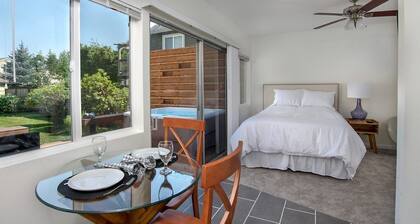 North Bend Downtown Suite with private back yard, hot tub. NO FLOOD IMPACT