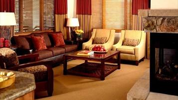 平面電視、壁爐、DVD 播放機、足球機