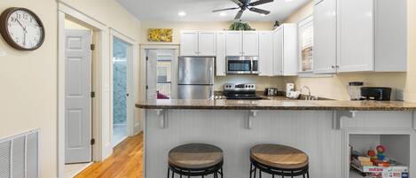 Frigorifero, microonde, forno, piano cottura