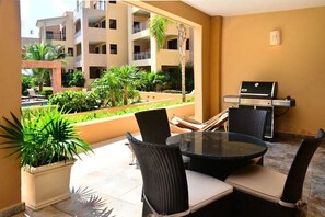 Outdoor dining - El Faro Coral 103 -Poolside Fun-Susan Mattingly (Playa del Carmen)