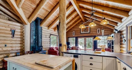 NOUVELLE LISTE! Belle maison au bord du lac w / vues, pont, quai, 2 kayaks et foyer
