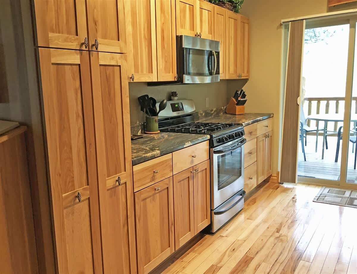 Jääkaappi, mikroaaltouuni, uuni, liesi