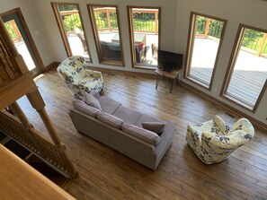 TV, fireplace, DVD player, books