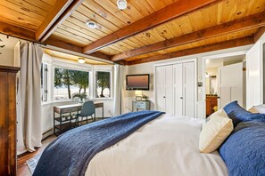 4 bedrooms, desk, iron/ironing board, travel cot - Private Lakefront Paradise | 200’ Shoreline • Boats, Games & Family Fun (Sister Bay)