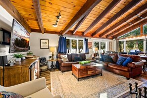 Smart TV, fireplace, table tennis, stereo