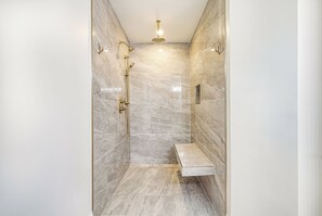 Combined shower/bathtub, hair dryer, towels
