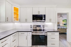 Refrigerador, microondas, horno y parrilla de estufa 