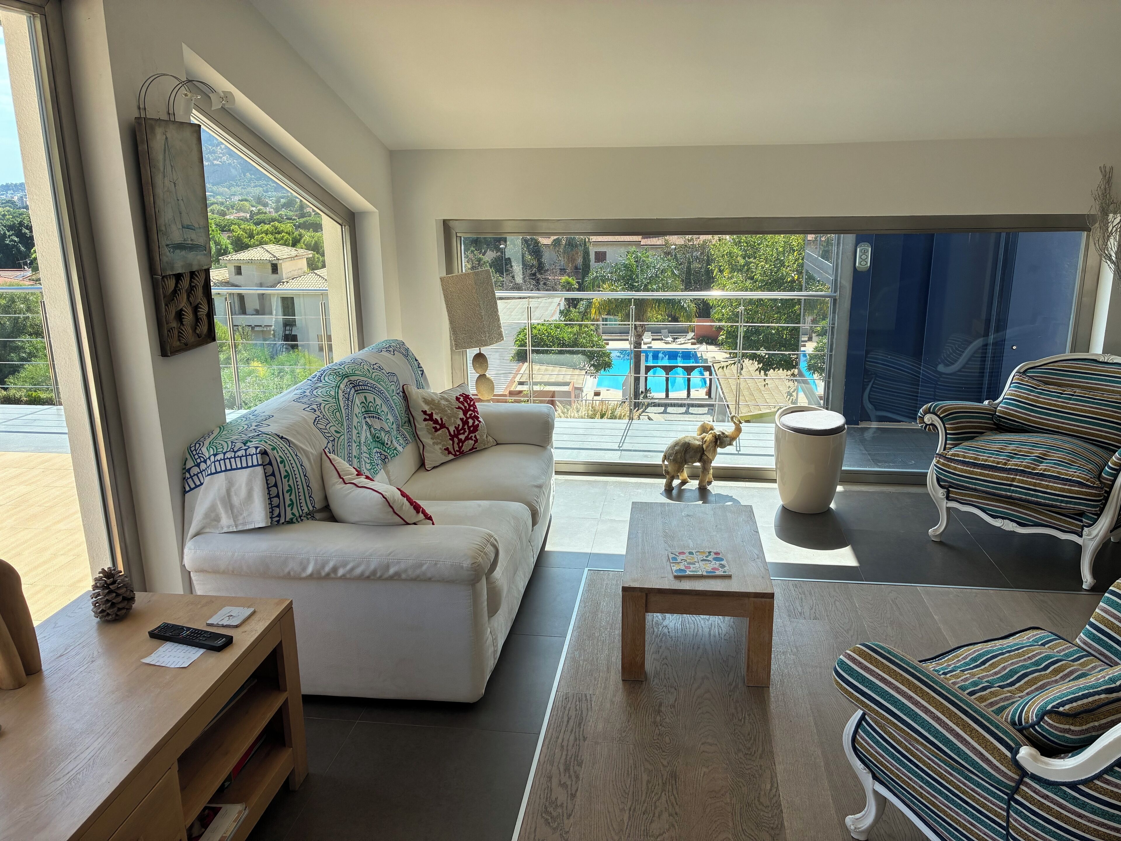 TV, bøker og stereoanlegg