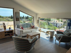 TV, bøker og stereoanlegg