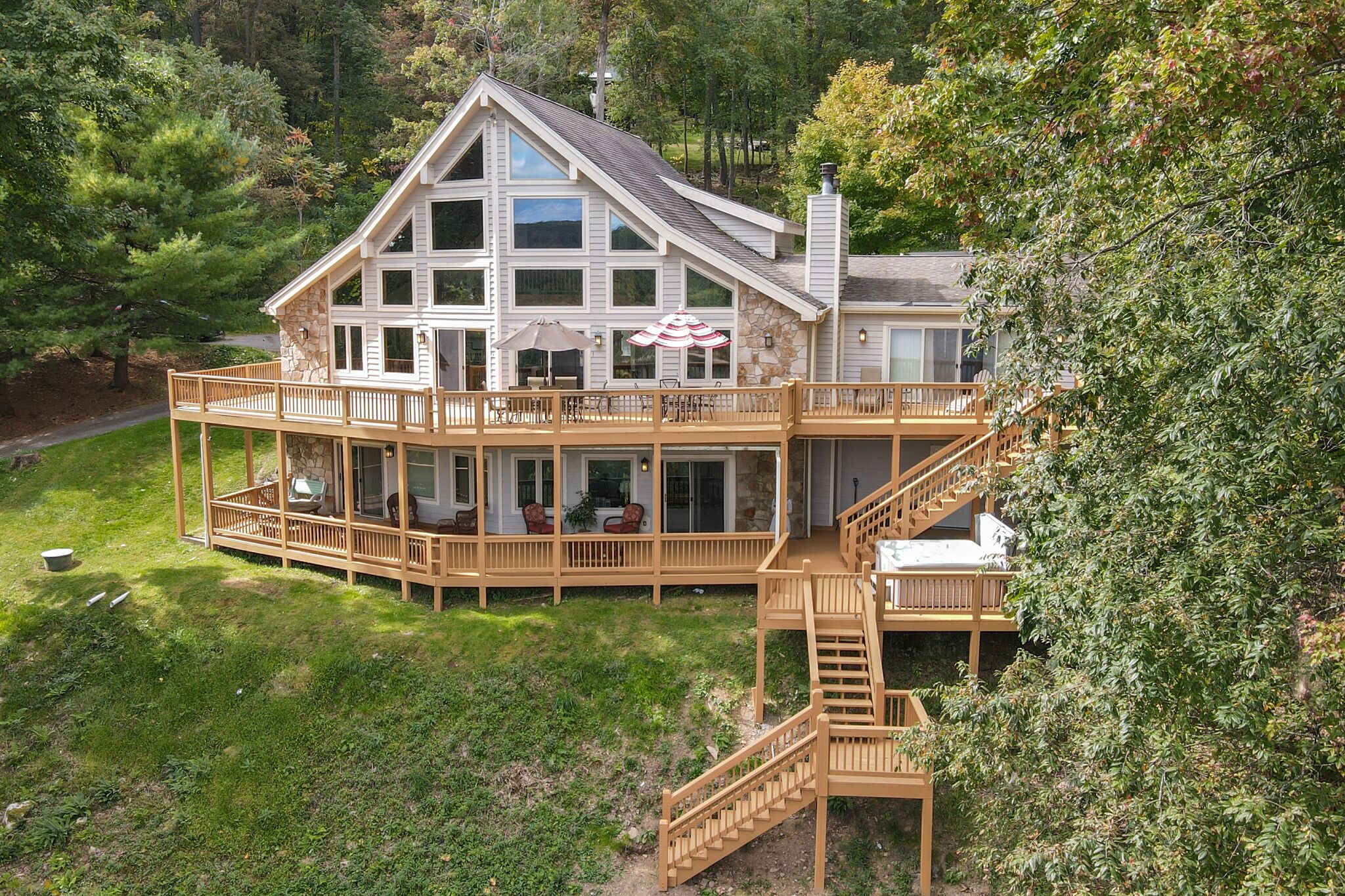 Eagle's Nest: Lake Access, Hot Tub, Pool Table, Lake/Mountain Views!