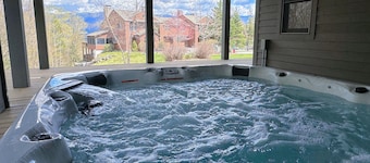 Luxe prĂ©sidentiel dans cette vraie maison de ski aux pieds en montagne! Single family, garage, table de billard, ping pong! VUE IMPRENABLE! Juste Ă cĂŽtĂ© de la piste de ski prĂ©sidentielle. LIVRAISON D'ĂPICERIE DISPONIBLE!