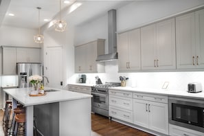 Refrigerador, microondas, horno, placa de cocina