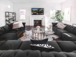Smart TV, chimenea, futbolito, mesa de ping pong