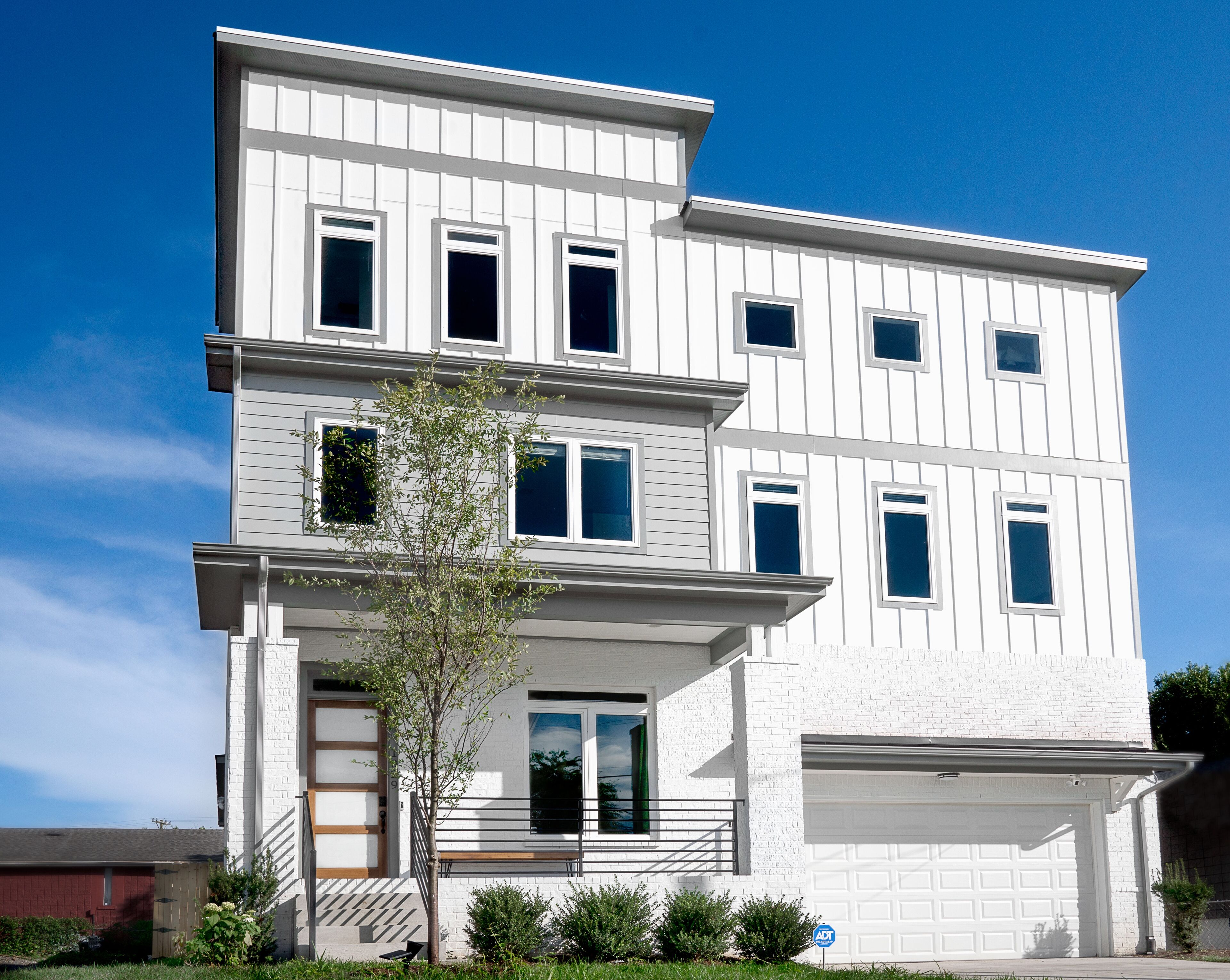 Spacious 5BR Home, 2 Rooftops, Game Room, Backyard, 3 Mins to Downtown