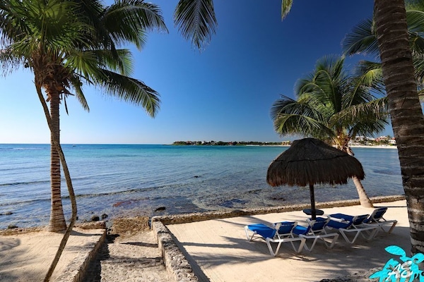 Nær stranden, solsenger og strandhåndklær