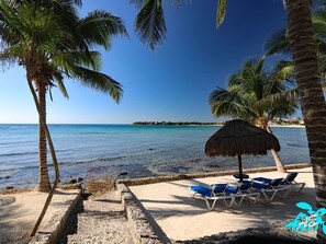 Plage à proximité, chaises longues, serviettes de plage