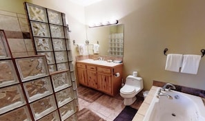 Combined shower/tub, jetted tub, towels