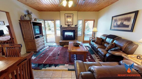 Televisión y chimenea 