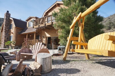 Luxury Log Home Resort, 10 bedrooms on 22 Acres, surrounded by its own mountains