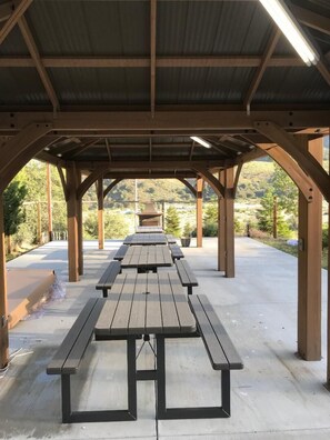 Outdoor dining - Luxury Log Home Resort, 10 bedrooms on 22 Acres, surrounded by its own mountains (Frazier Park)