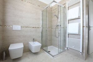 Jetted tub, hair dryer, towels