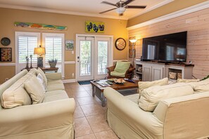 Smart TV, DVD player, books, stereo - Beach Life - Beach House with all the Extras! (Gulf Shores)