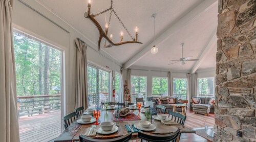 Cedarside Cabin: 'Retreat in the Pines' Mit Whirlpool. Haustierfreundlich.