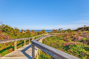 Property grounds - 1031 Captain Court Beautiful, Ocean Front Condo on the Omni Resort!! (Fernandina Beach)