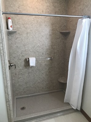Een douche, een haardroger, handdoeken, zeep