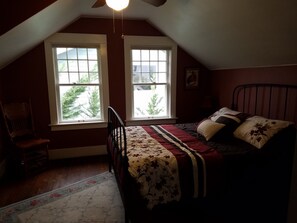 4 habitaciones, tabla de planchar con plancha, wifi y ropa de cama 