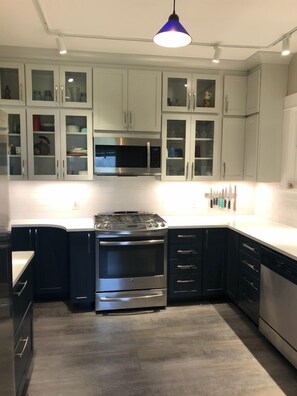 Refrigerador, microondas, horno y parrilla de estufa 