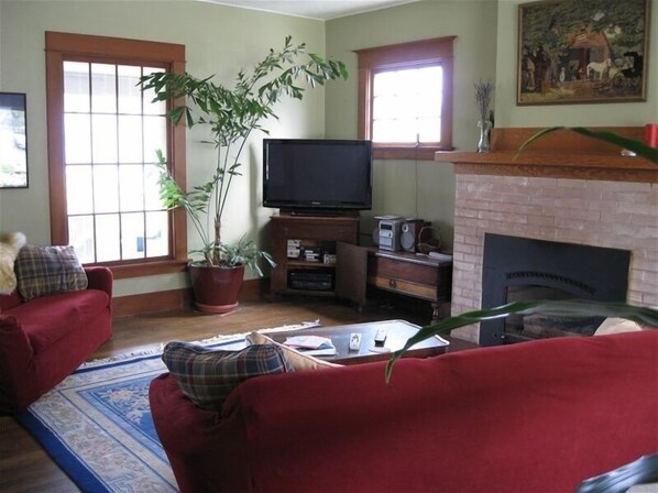 Televisión, chimenea, reproductor de DVD y estéreo 