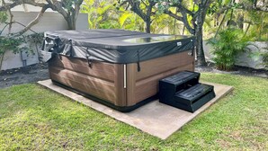 A hot tub in a garden with steps leading up to it. - Pueohala: Spectacular Kailua Beachfront - updated Beach House (Kailua)