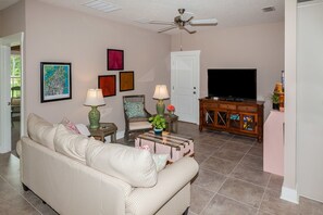 TV, DVD player, books, video library - PINE BREEZE COTTAGE - A Beautiful Place To Rest Your Head (St. Augustine)