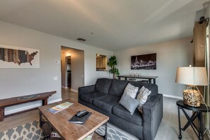 Een televisie en een open haard