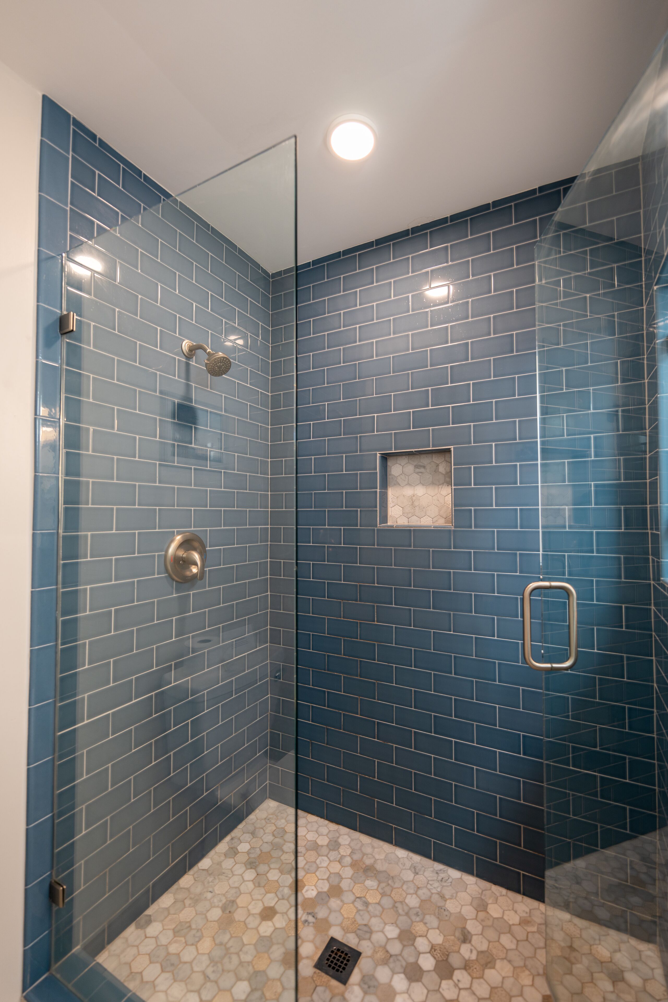 Combined shower/bathtub, hair dryer, towels, soap