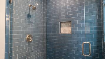 Combined shower/bathtub, hair dryer, towels, soap