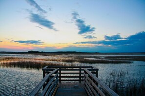 靠近海滩、沙滩椅