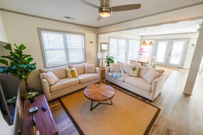 Smart TV, DVD player, books, stereo - Gorgeous Sunsets! Private, Marsh-front Folly Home. 60 second walk to the beach. (Folly Beach)