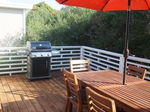 Outdoor dining - Gorgeous Sunsets! Private, Marsh-front Folly Home. 60 second walk to the beach. (Folly Beach)