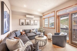 Télévision, cheminée, jeux vidéo, chaîne hi-fi